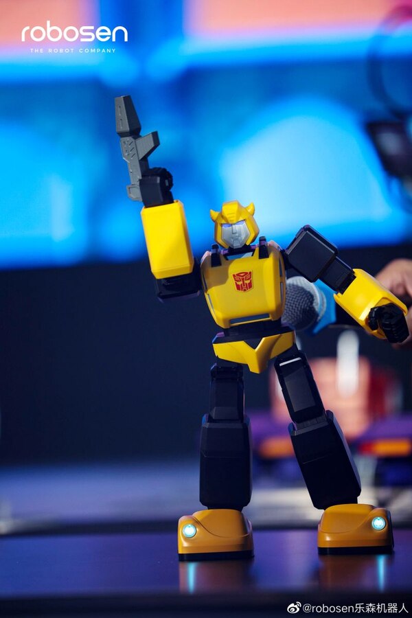 Image Of Robosen G1 Bumblebee Transformers Auto Converting Performance Figure  (2 of 9)